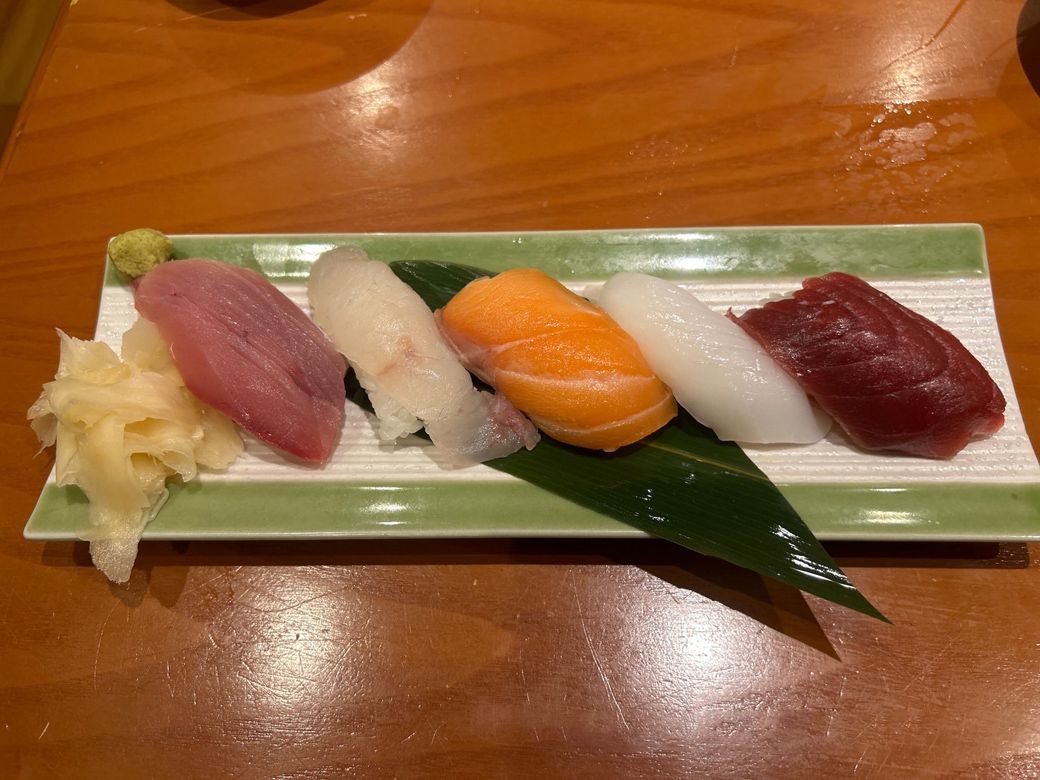 おまかせ握り5種盛（税込878円）（筆者撮影）