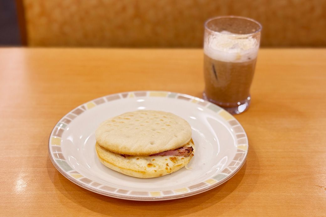 フォッカチオにパンチェッタとチーズをはさんだパニーニは、ドリンクバー付きで400円（筆者撮影）