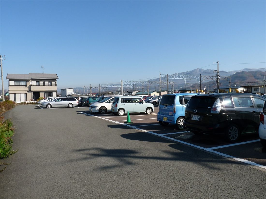 かみのやま温泉駅の北側にある駐車場。蔵王高速電鉄の上ノ山駅はこの駐車場の西側（写真左側）に設けられる計画だった（筆者撮影）