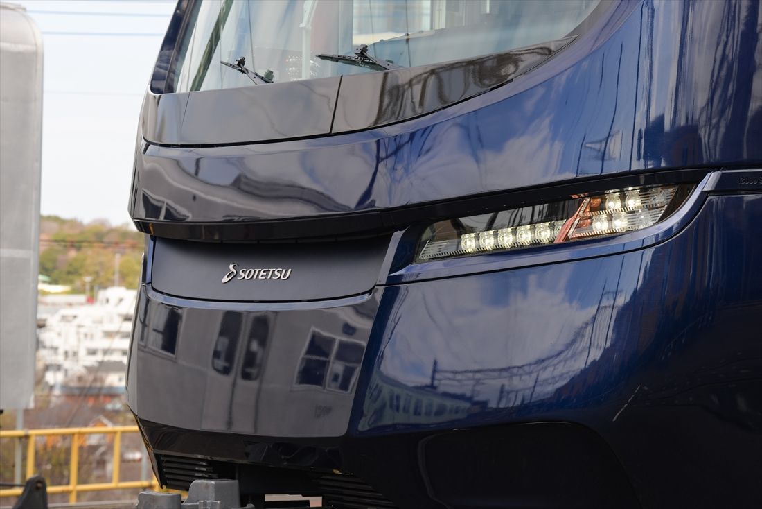 13000系はフロントグリルではなく「センターパネル」を採用した（撮影：大澤誠）