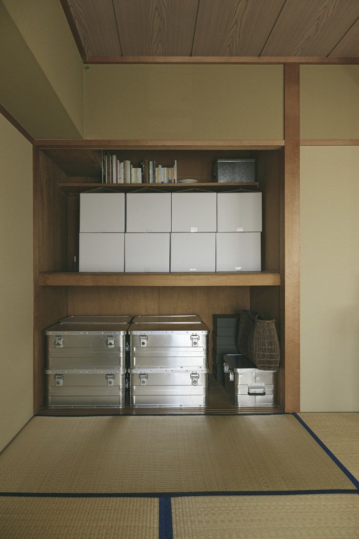 現在のすっきりした押し入れ。上部は本棚として活用している（撮影：メグミ）