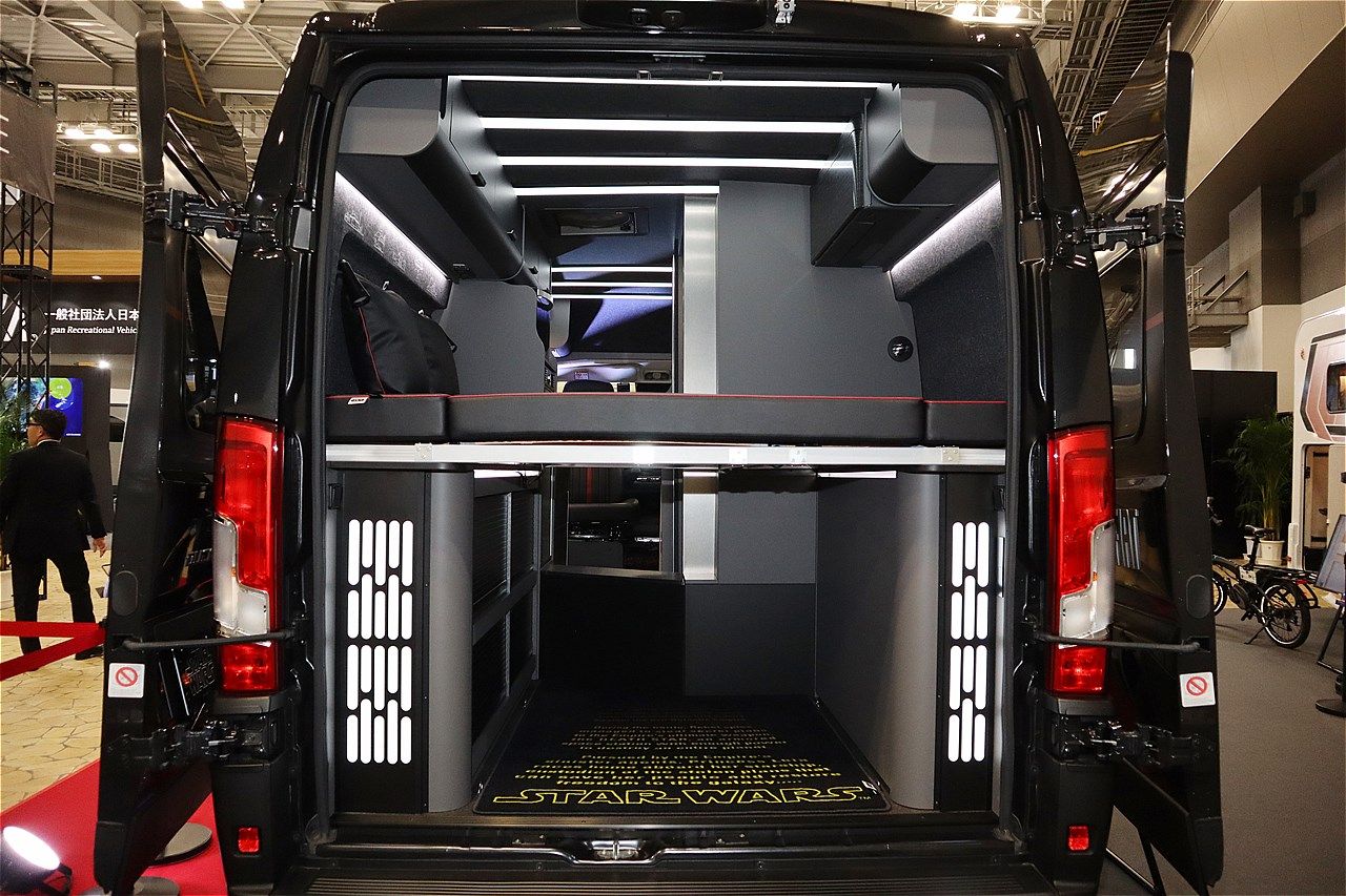 スター・ウォーズの世界観が広がるトイファクトリーのキャンピングカー「ダビンチ6.0＜スター・ウォーズ＞エディション」（筆者撮影）