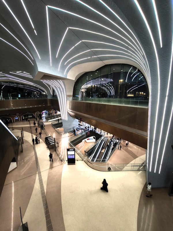 メトロの3路線が交差するムシェイレブ駅（筆者撮影）