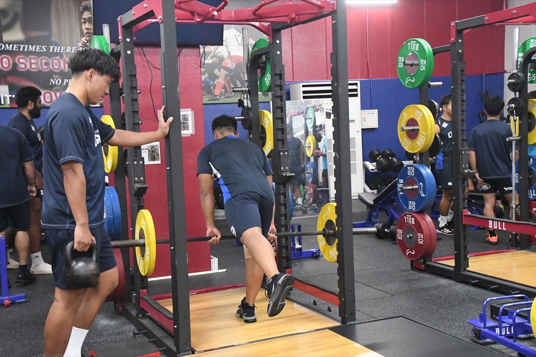 トレーニング中の「花園近鉄ライナーズ」の選手たち（記者撮影）