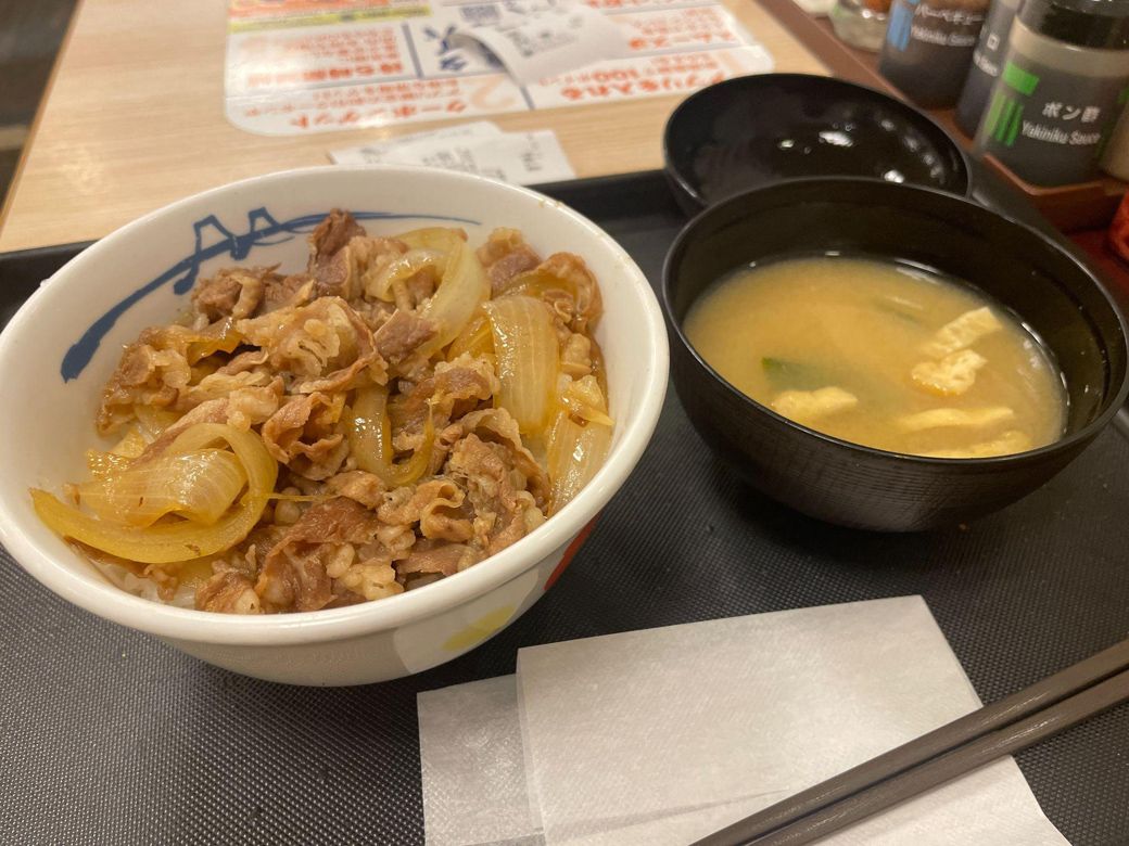 松屋の“原点”である牛丼。今後どこへ向かっていくのか……（写真：筆者撮影）