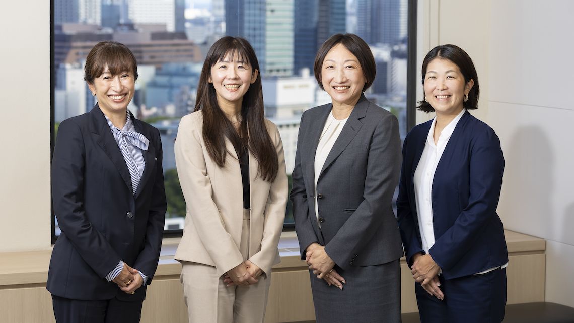 AIG女性管理職の集合写真