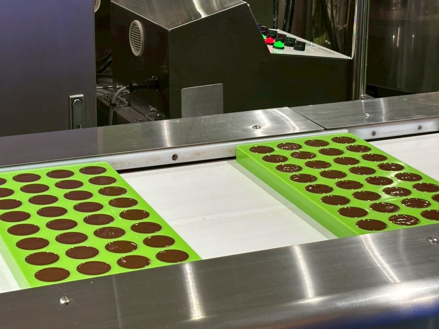 チョコレートの製造工程を間近で見ることができる（写真：筆者撮影）