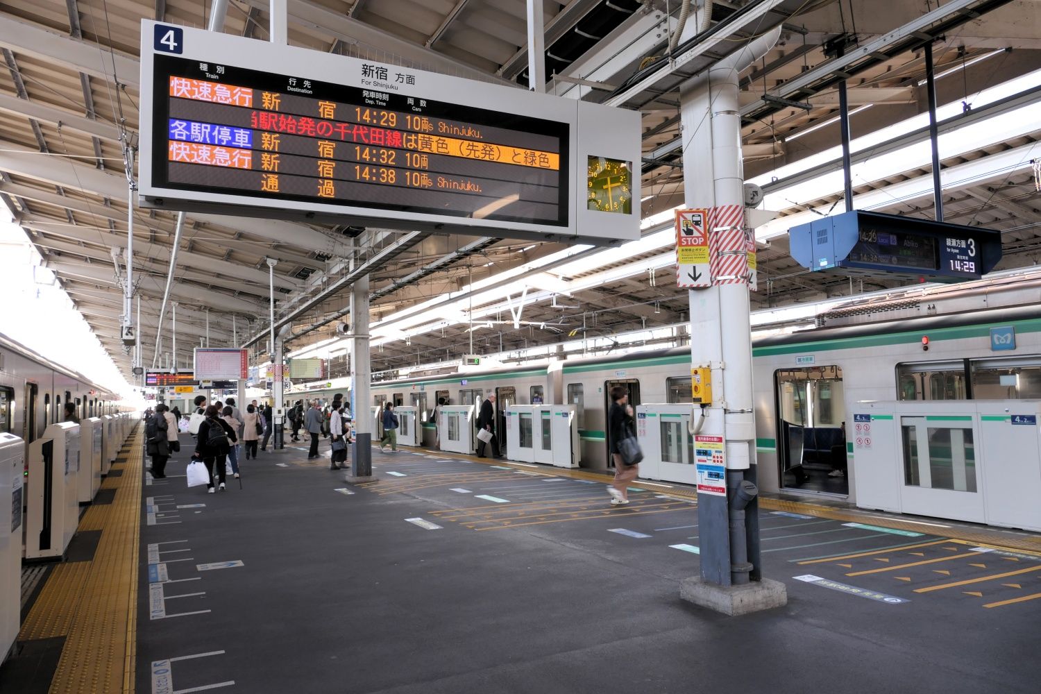 列車が到着するたびにホーム上は乗り換え客でにぎわう（記者撮影）