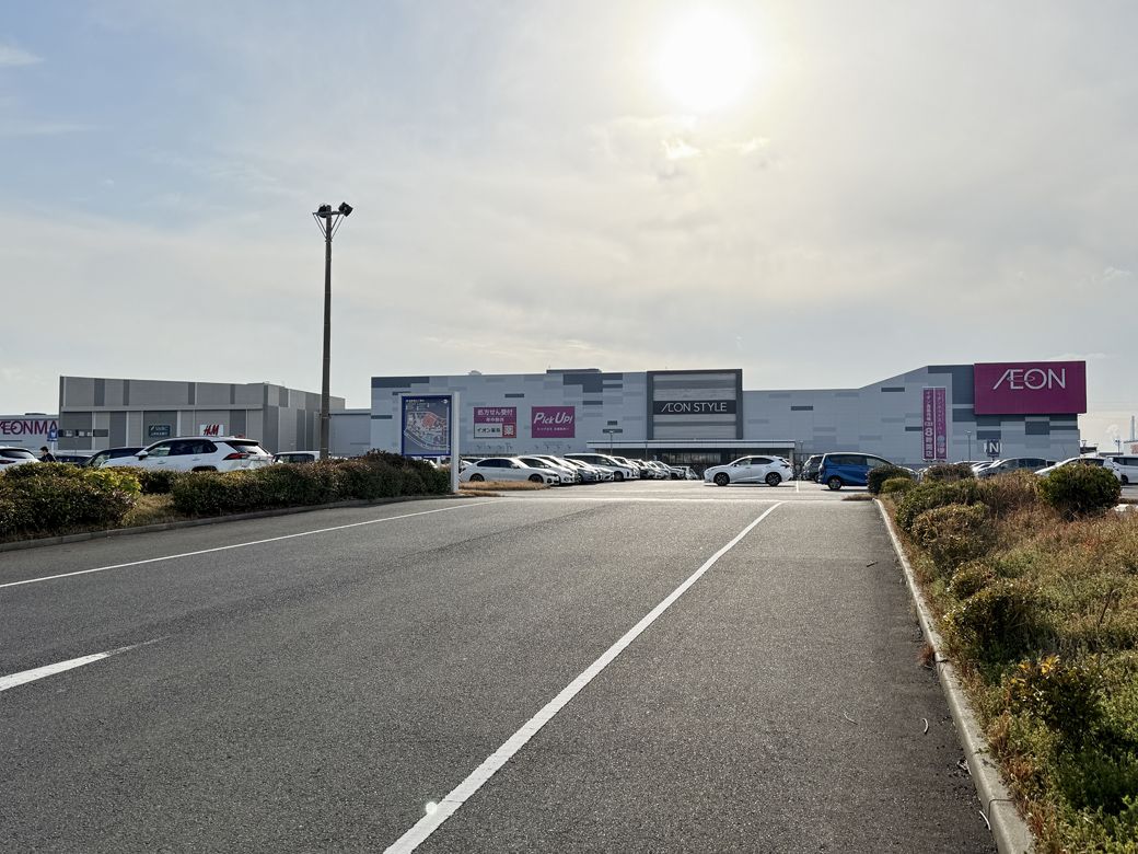 ロードサイドにある「イオンモール木更津」（筆者撮影）