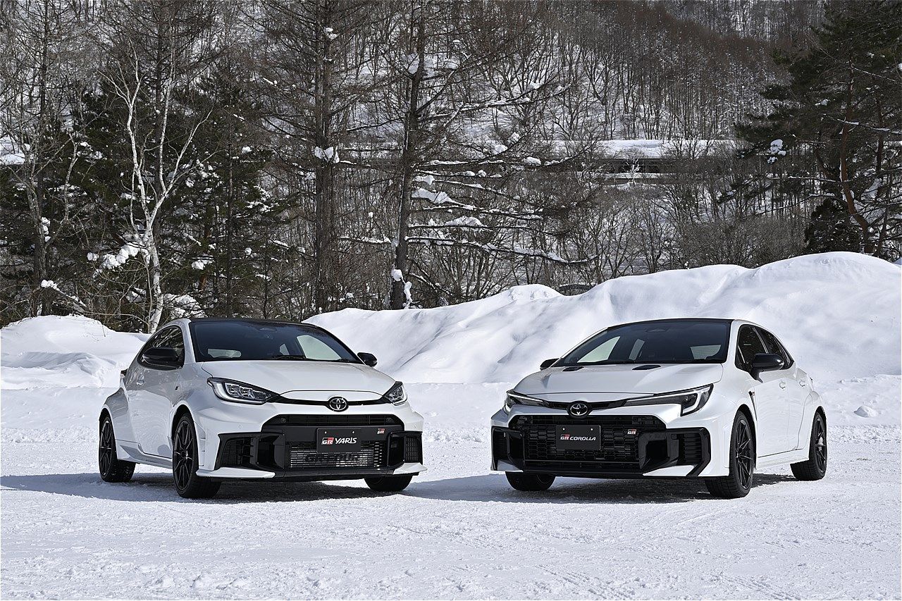 GRカローラとGRヤリス（写真：トヨタ自動車）