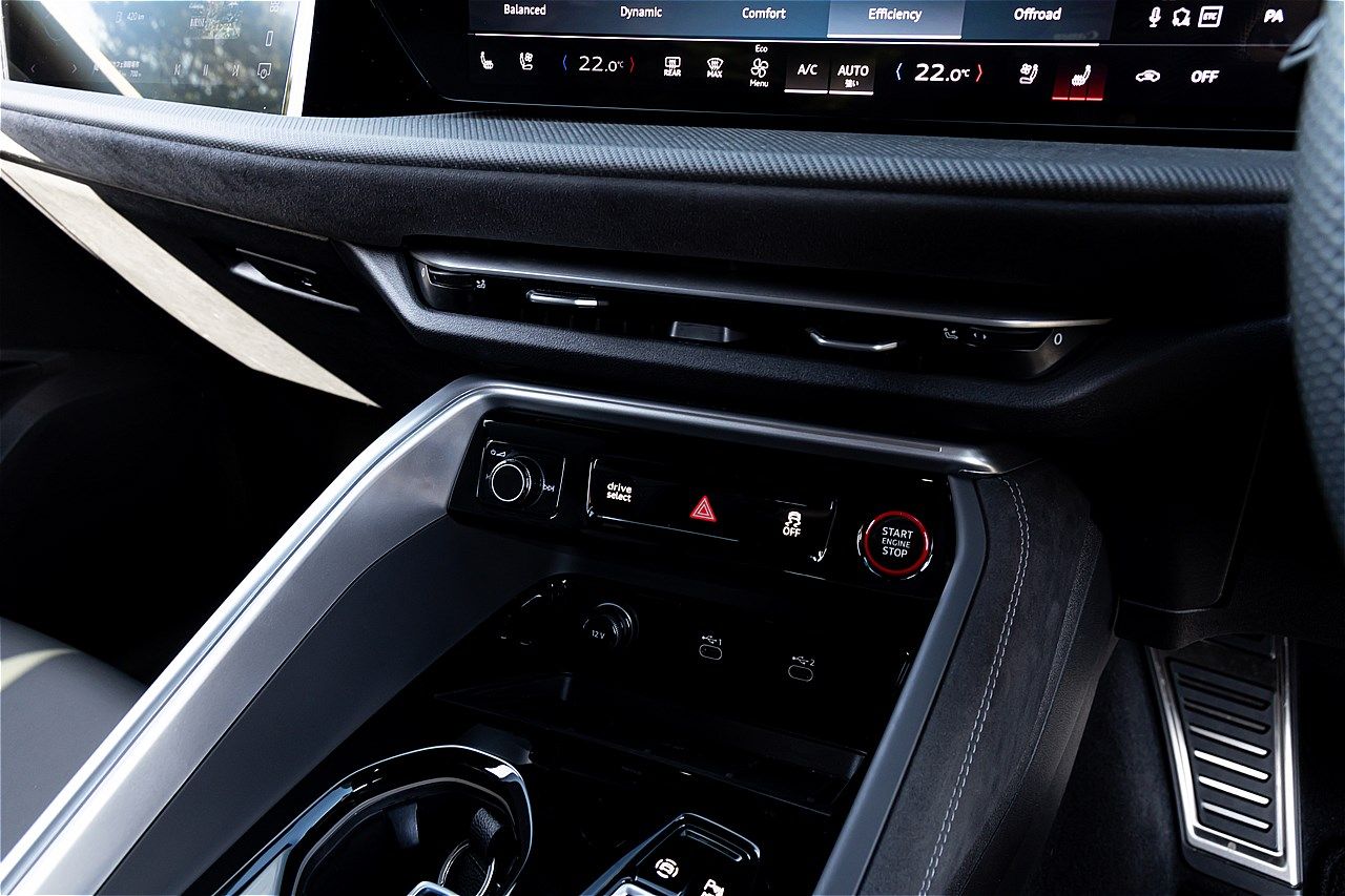 アウディの新型「SQ5スポーツバック」（写真：三木 宏章）