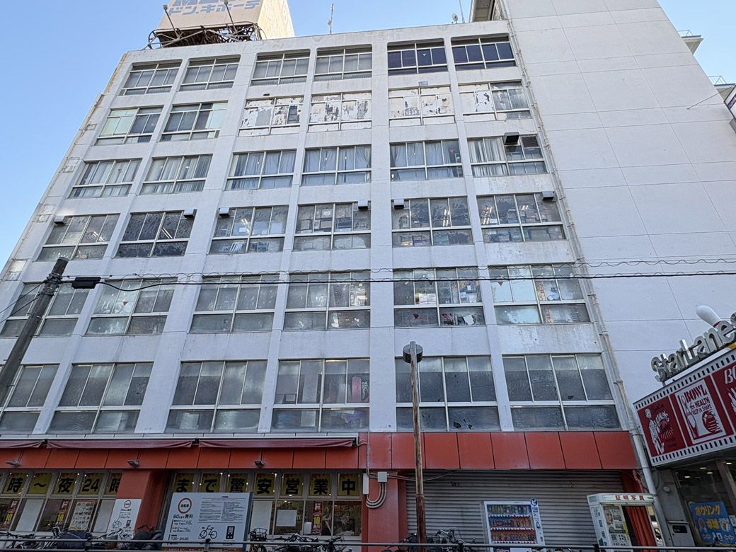 メガドンキの年季の入った外壁。歴史を感じさせる（写真：筆者撮影）