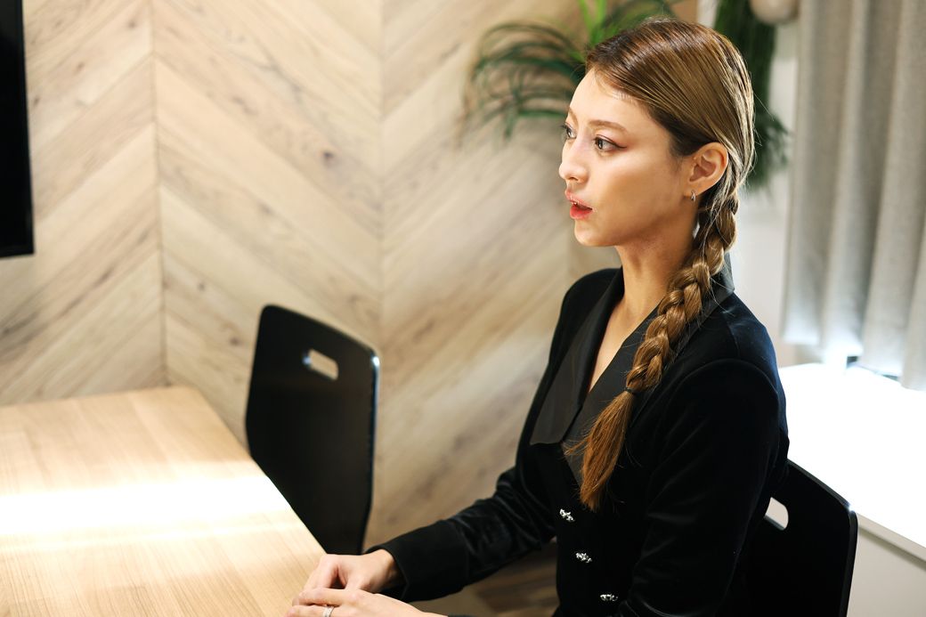 現在はシェアオフィスで受付業務を担当しているが、もともとデザイナーだったという（写真：筆者撮影）