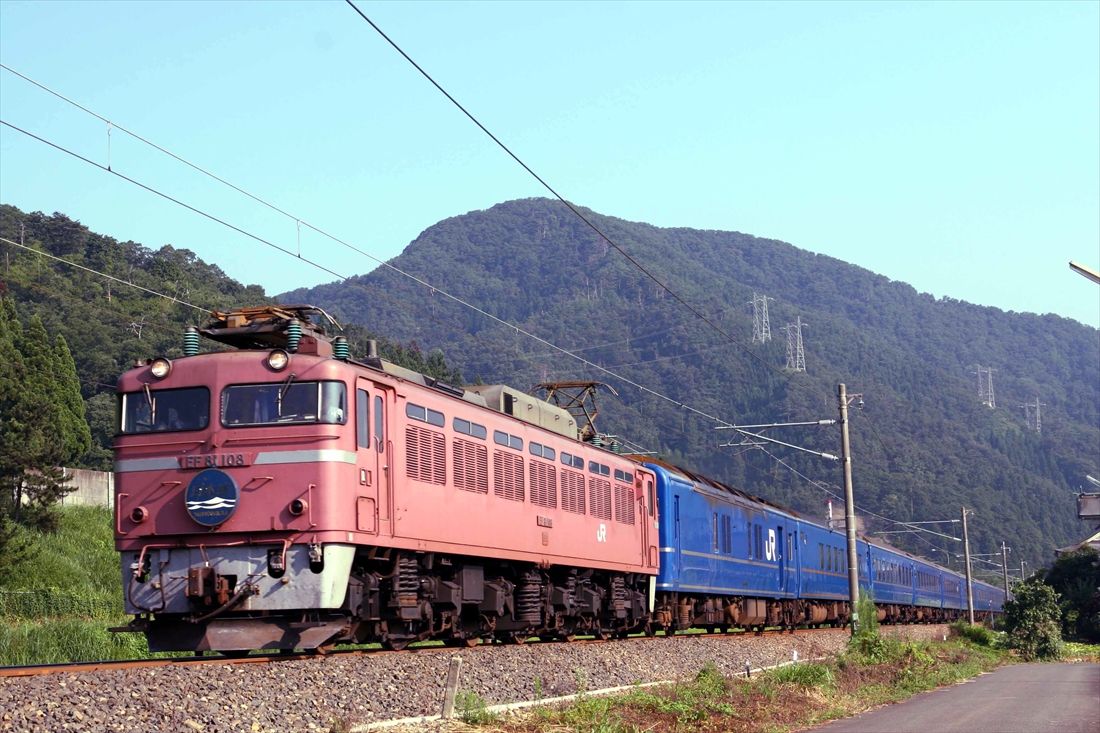北陸本線湯尾付近を走るEF81形牽引の寝台特急「日本海」（撮影：南正時）