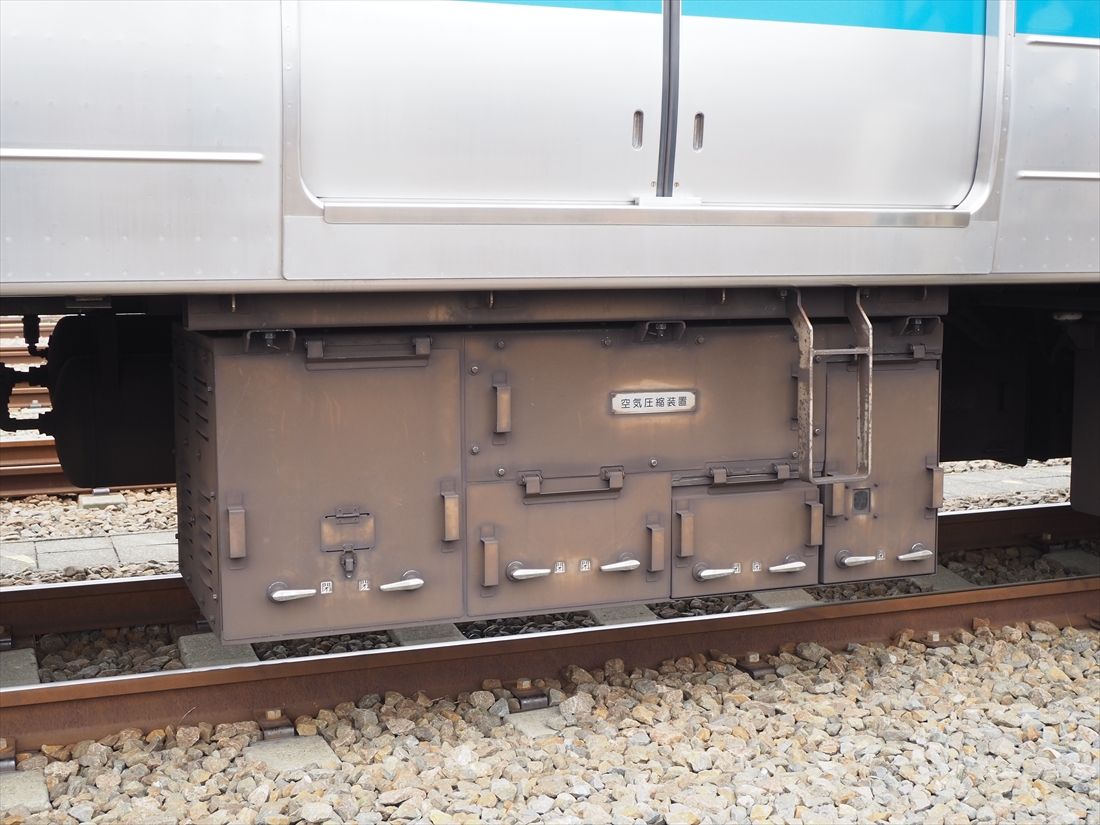 ブレーキなどに使う空気を生み出す空気圧縮機（コンプレッサー）は登場時とは違う新型に更新している（記者撮影）