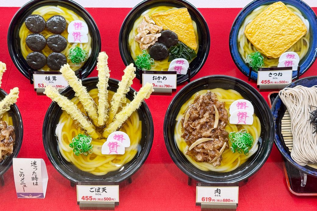 店内入り口には食品サンプルが並ぶ。看板メニューはごぼう天うどん（筆者撮影）