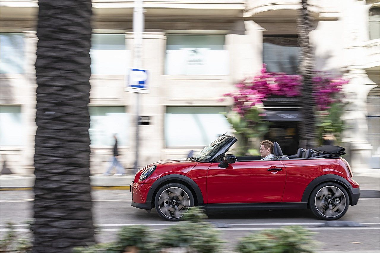 MINI（ミニ）の新型「ミニ・クーパー・コンバーチブルS」（写真：MINI）