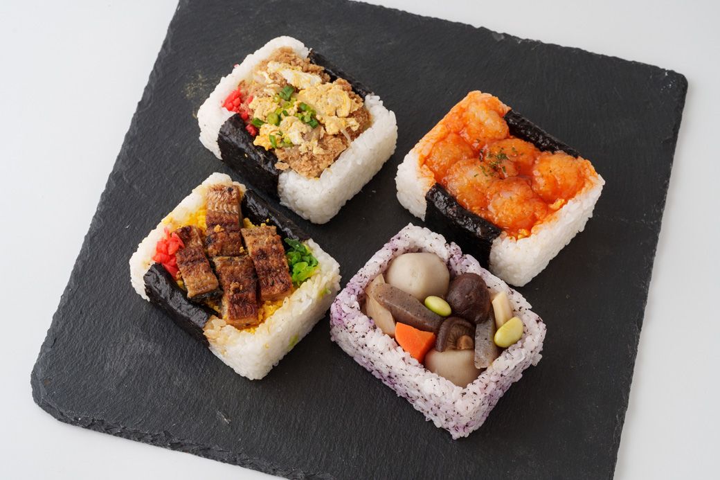 手前右から時計回りで「うま煮」250円、「うなぎ」500円、「カツ丼」350円、「エビチリ」350円（筆者撮影）