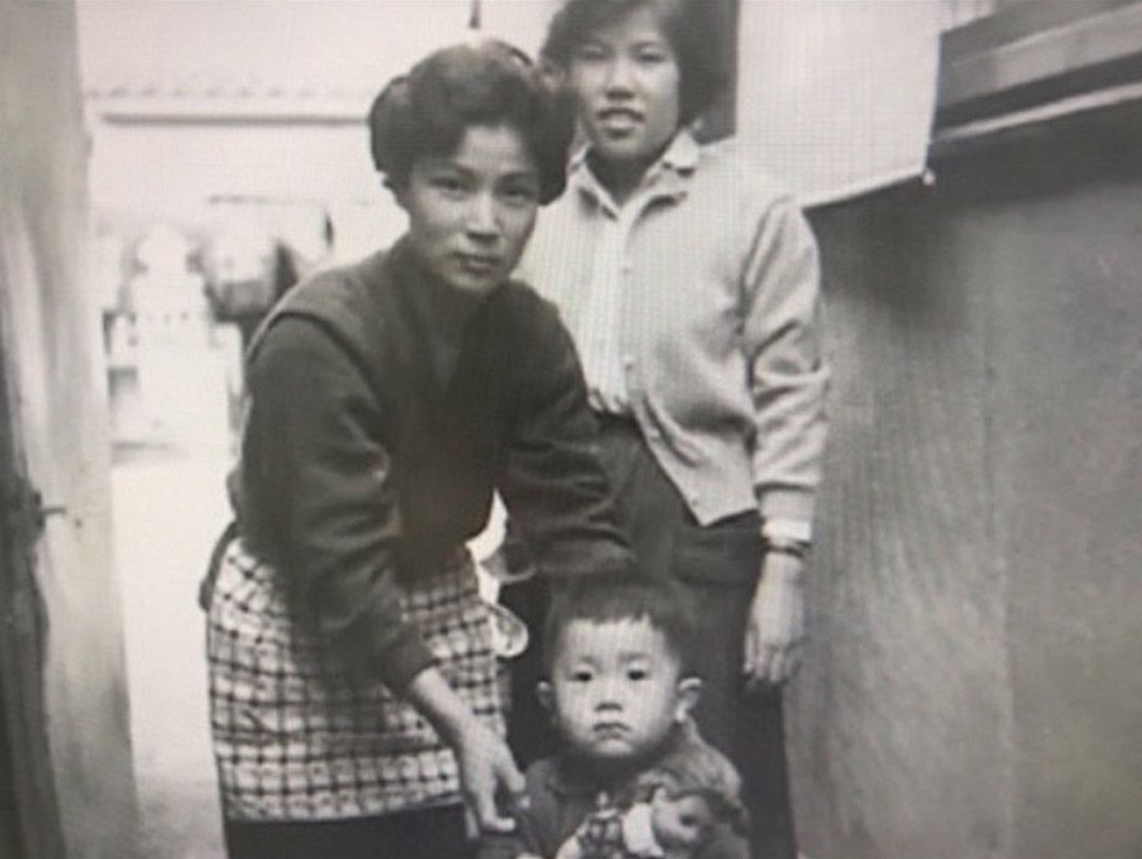 幼少期の江蔵さんと育ての母 （写真提供／江蔵智さん）