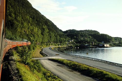 フィヨルドの海岸を行くノルウェーのインターシティ（1994年 筆者撮影）