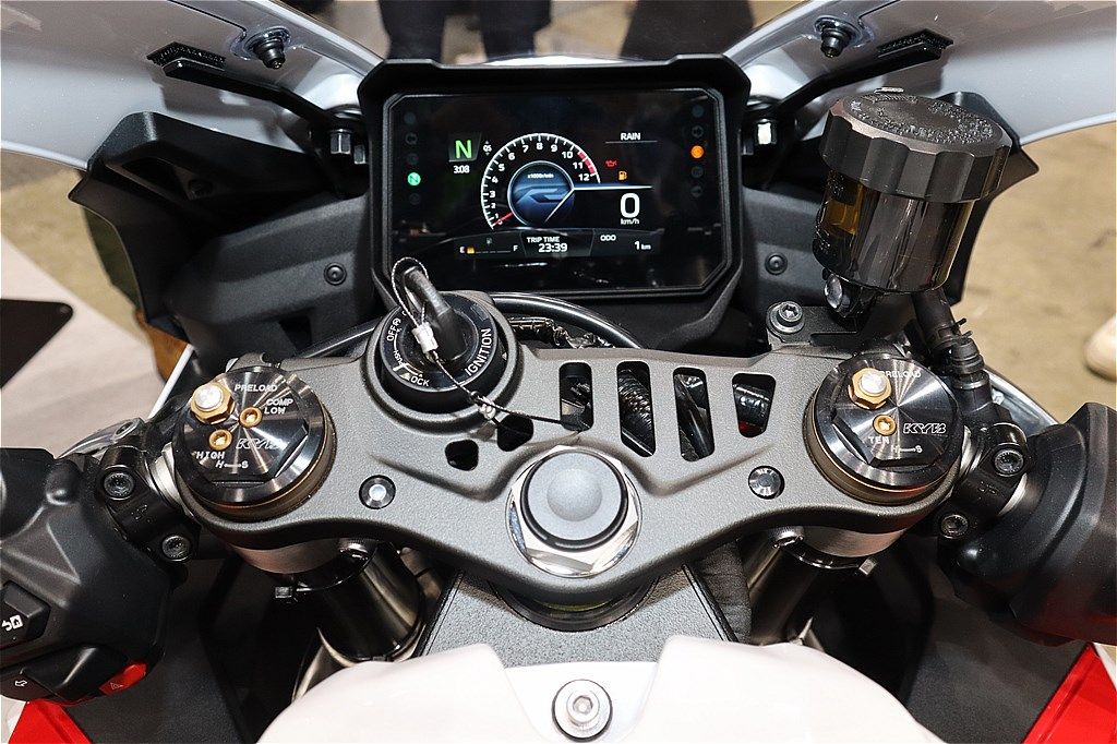 第52回 東京モーターサイクルショーに参考出品されたヤマハ「YZF-R9」（筆者撮影）