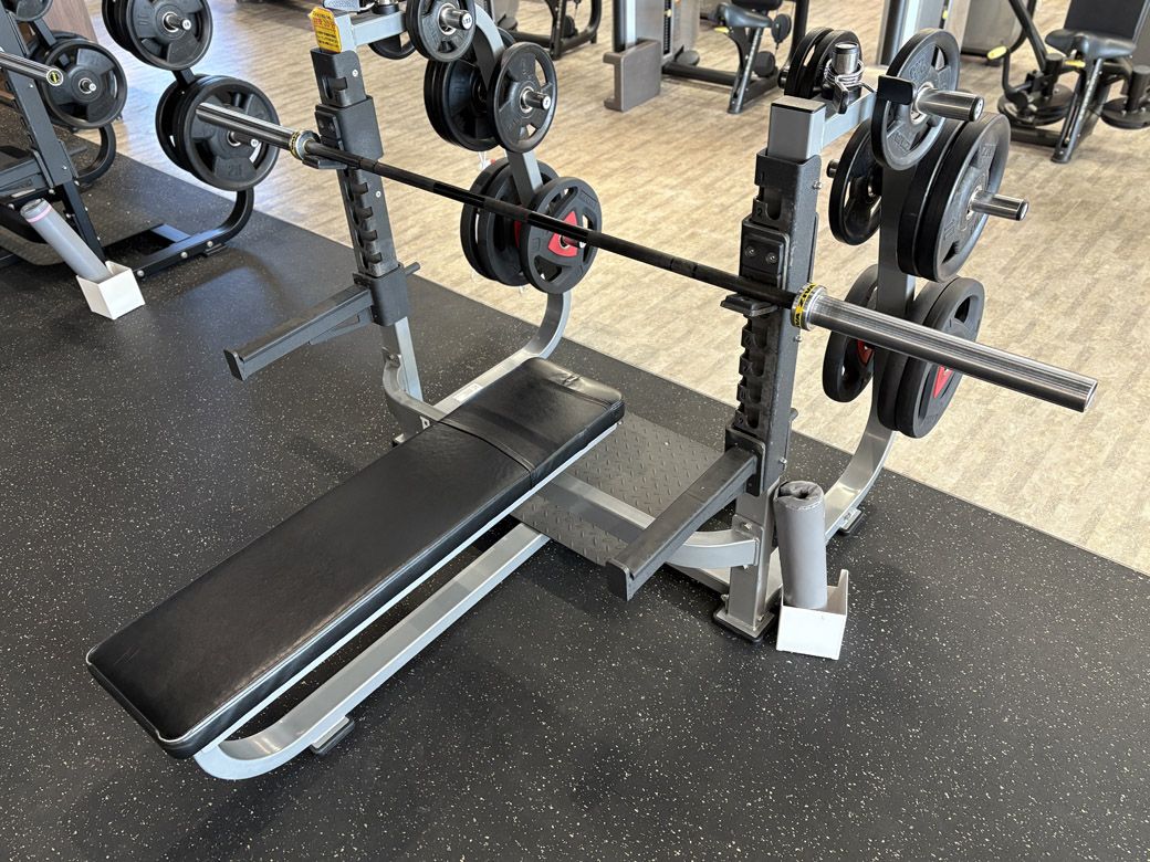 ジムにあるベンチプレスラック（写真：筆者撮影）