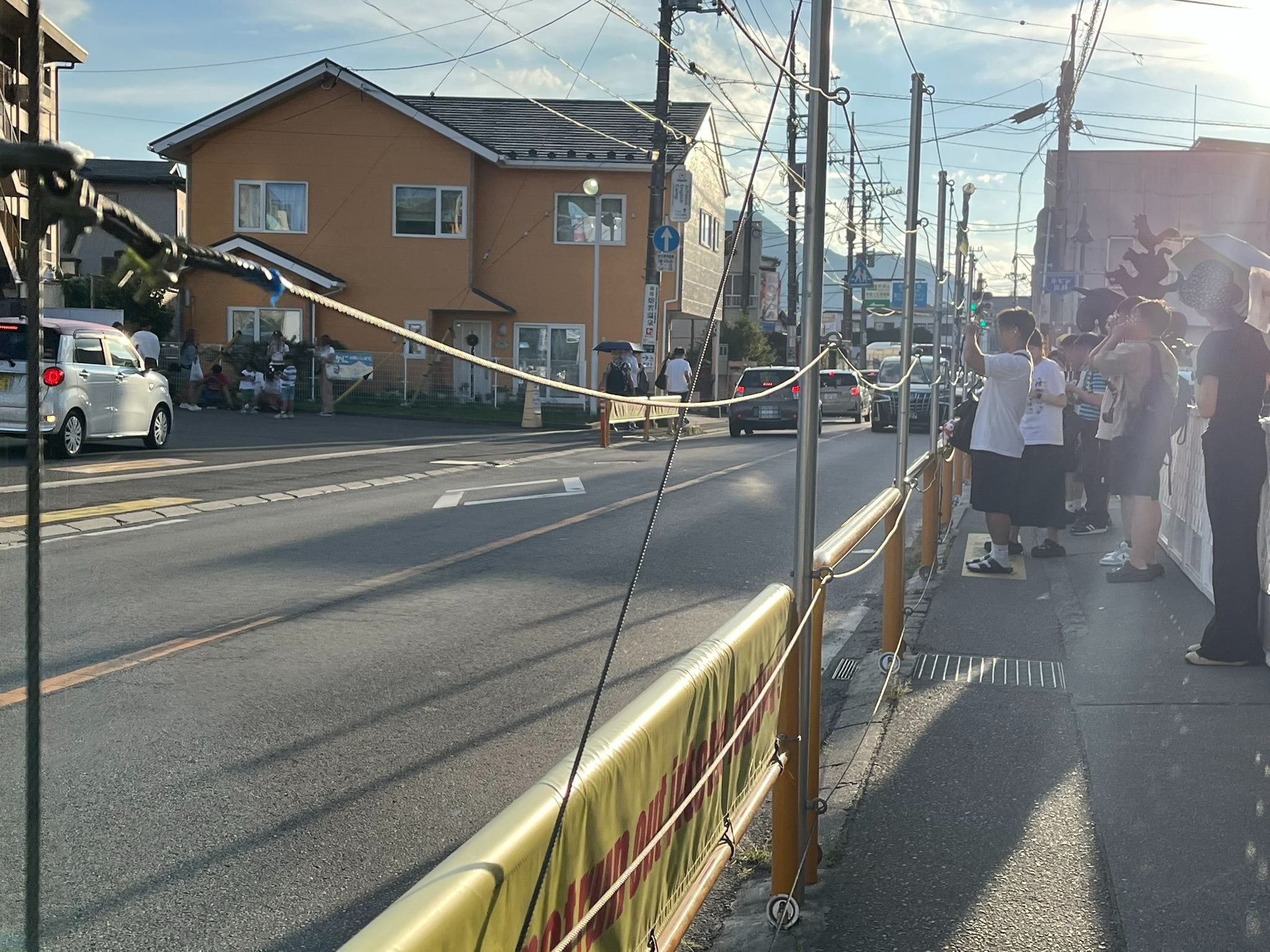 一時期よりは撮影する人も少なめの様子。現在は横断防止の柵があるだけで落ち着いてきているように感じます（その後、横断防止のための「幕」が設置されましたが、撮影は可能なようです）（筆者撮影）
