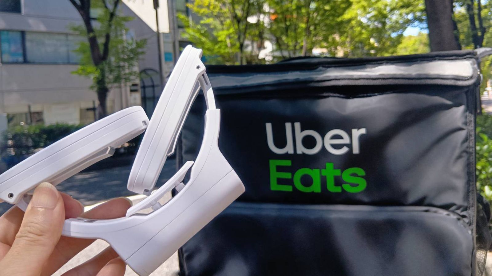 ウーバー配達員が「暑さ対策グッズ」の「ネッククーラー」を炎天下で検証。忖度ない感想をレビューする（筆者撮影）