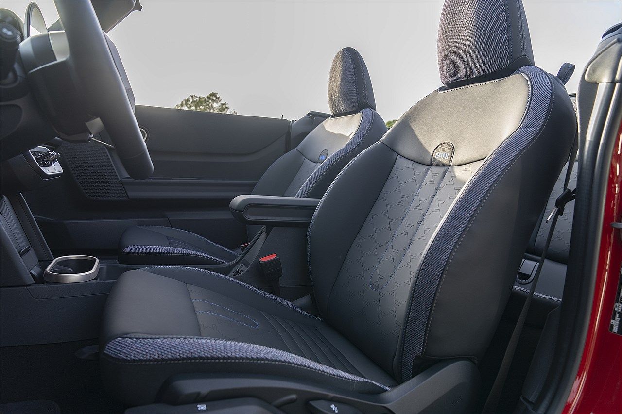 MINI（ミニ）の新型「ミニ・クーパー・コンバーチブルS」（写真：MINI）