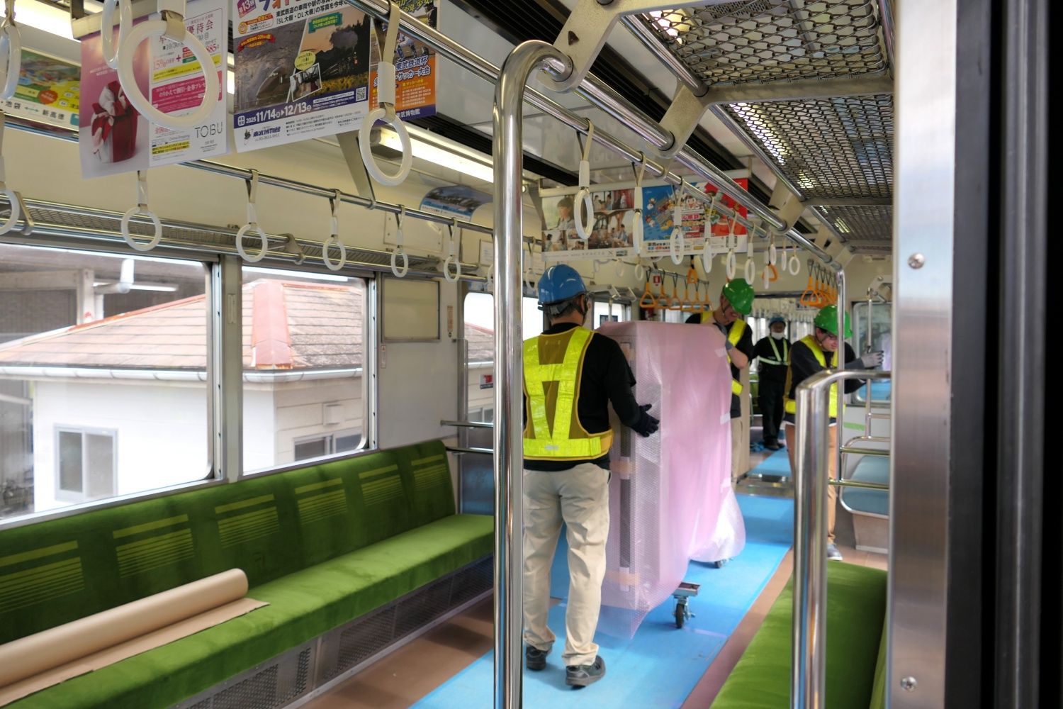 車内の通路を慎重に移動させる（記者撮影）