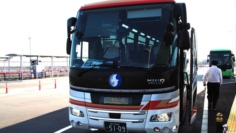 万博会場西ゲート前のバスターミナルに着いたエキスポ神戸号（筆者撮影）