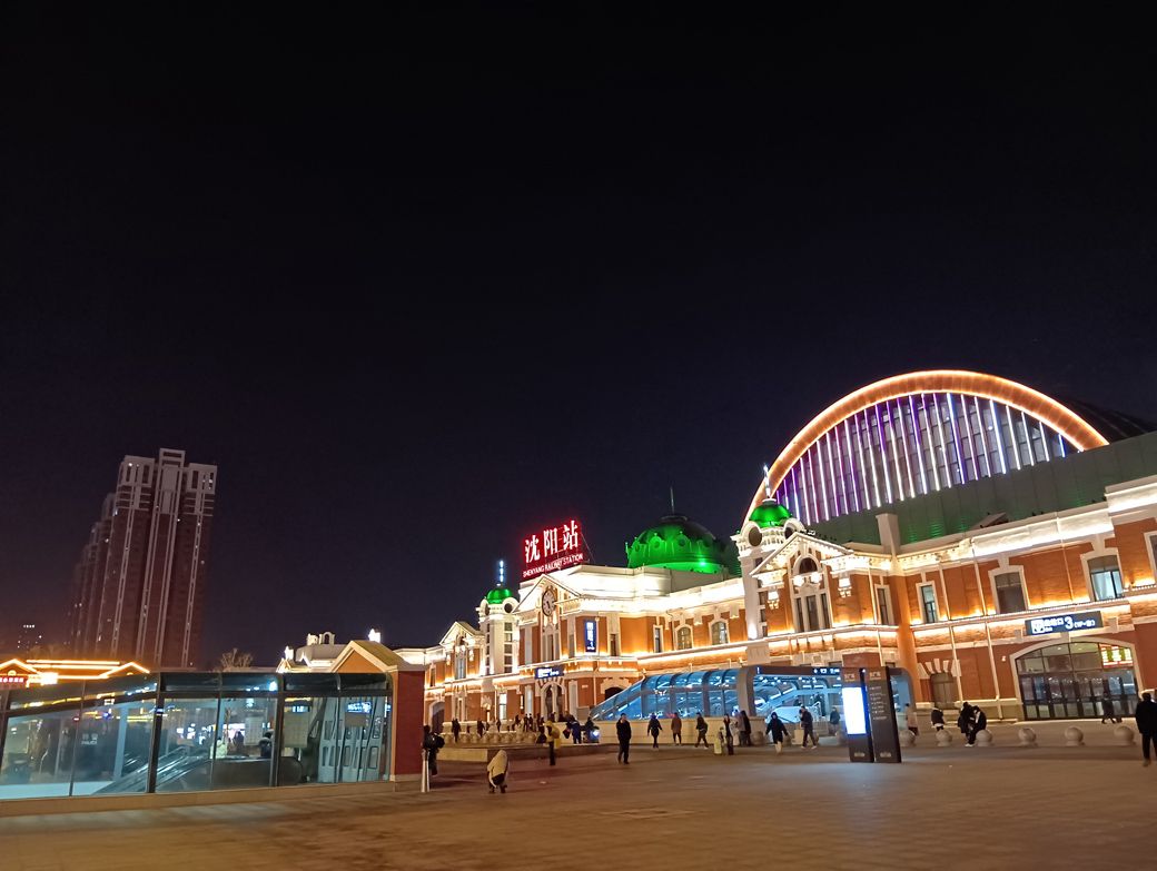 新幹線が発着する瀋陽駅は、どことなく東京駅に似ている。なお近くにいた警察官3名に写真撮影の確認をしたところ、全員一致でOKだった（筆者撮影）