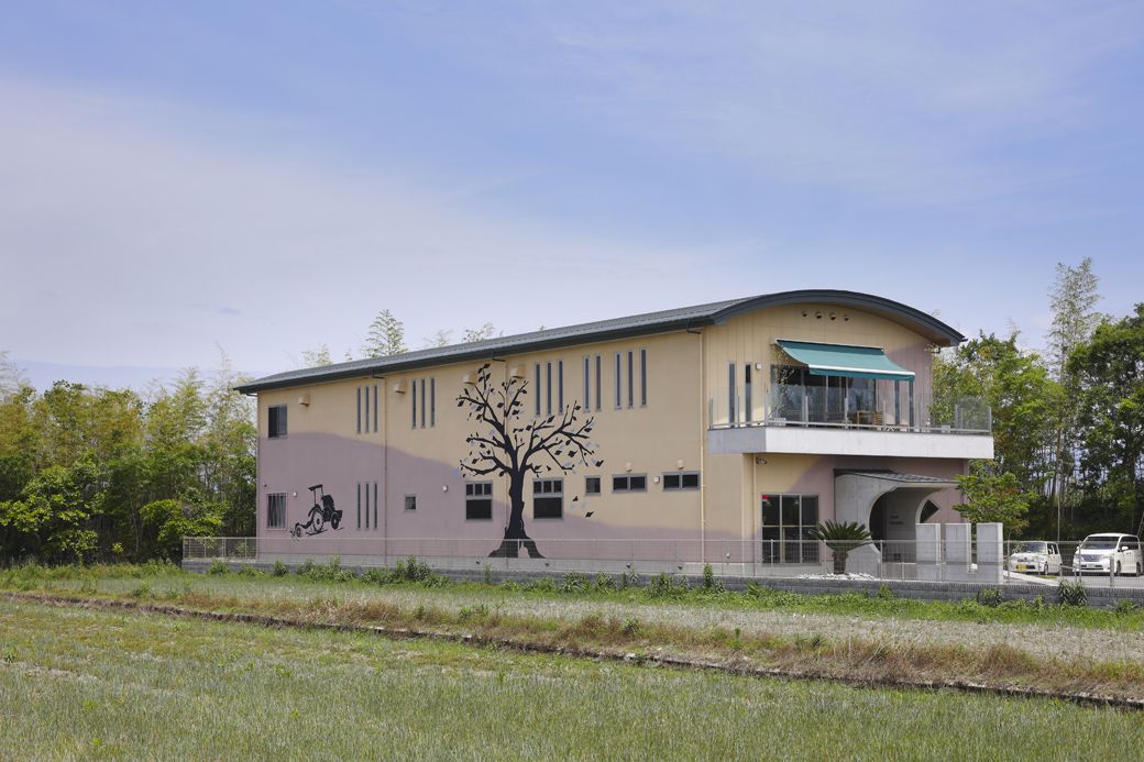 2023年オープンの鈴木靴下の直営店。県外や海外からも工場見学に来るという（写真提供：鈴木靴下）