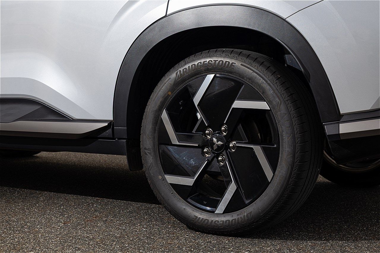 三菱の新型SUV「エクスフォースHEV」（筆者撮影）
