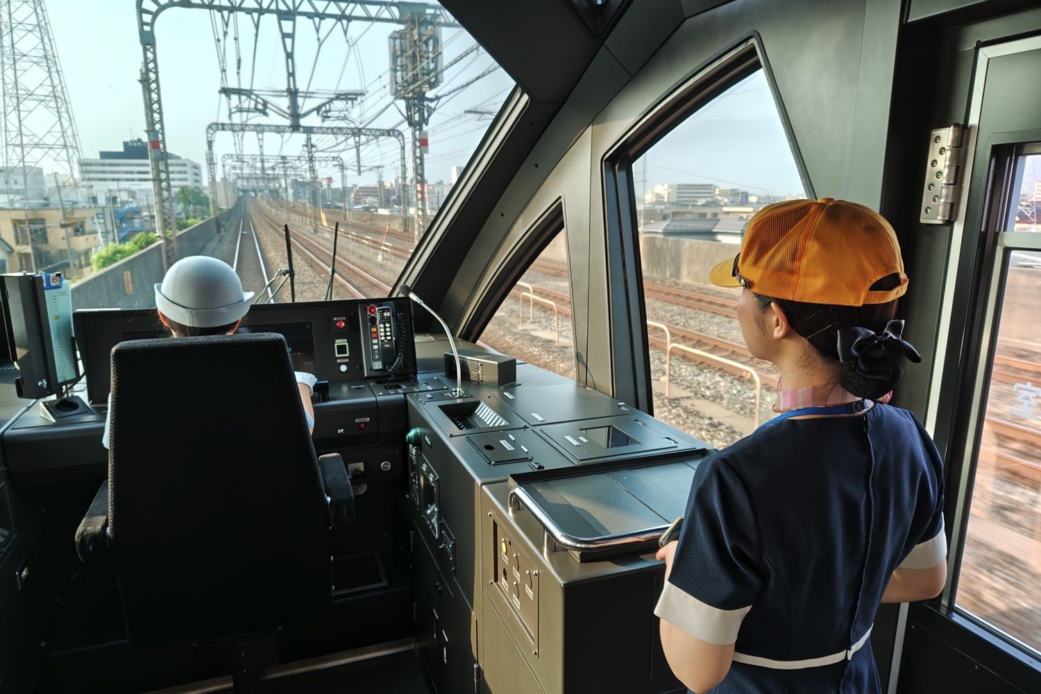 早朝の複々線区間を浅草駅に向かって走るスペーシアXの運転席（記者撮影）