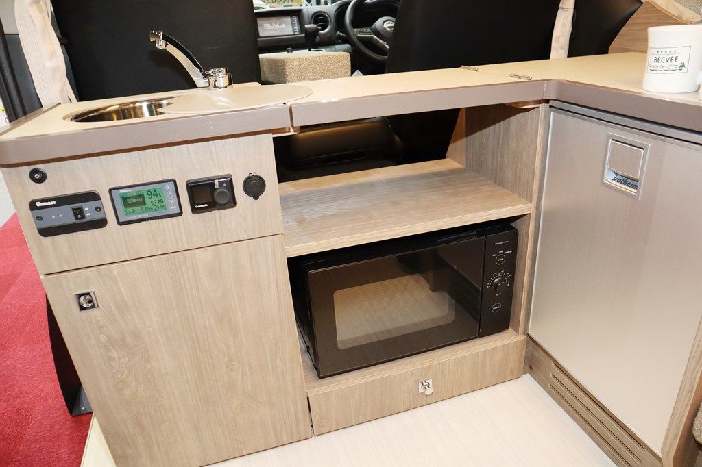 新型キャンピングカー「レクビィ プラスリビン」のオールシーズンタイプ（写真：筆者撮影）