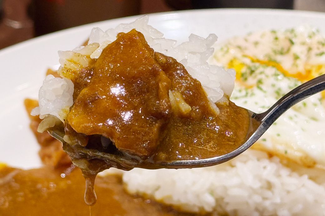 マイカリー食堂の欧風ビーフソース。洋食屋さんのカレーのような、デミベースの濃厚なルウ。ホロホロの牛肉が溶け込んでいる（写真：筆者撮影）