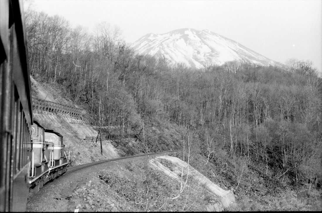 【急行ニセコの旅】車窓に見える羊蹄山（撮影：南正時）