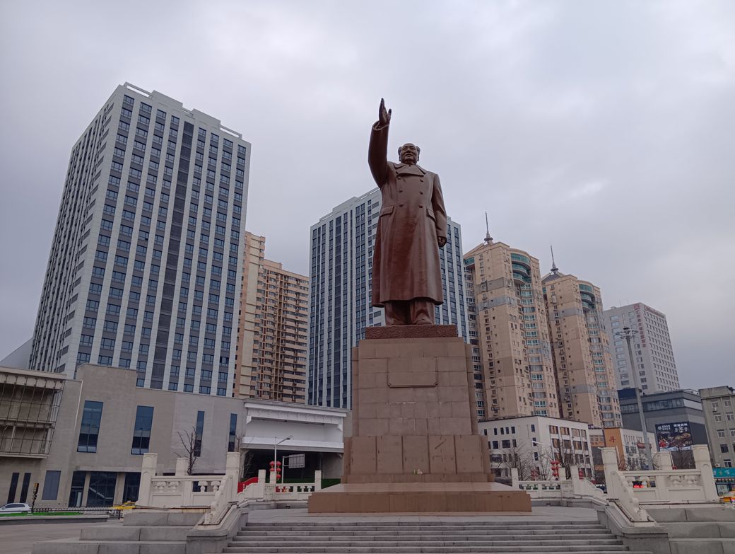 丹東駅前にあった毛沢東像。私は広場に停車中の警察車両に近づいて手を振り、車から出てきてくれた警察官に写真撮影の確認を行った。これくらい確認を徹底する意識で、個人的には丁度いいと思っている（筆者撮影）