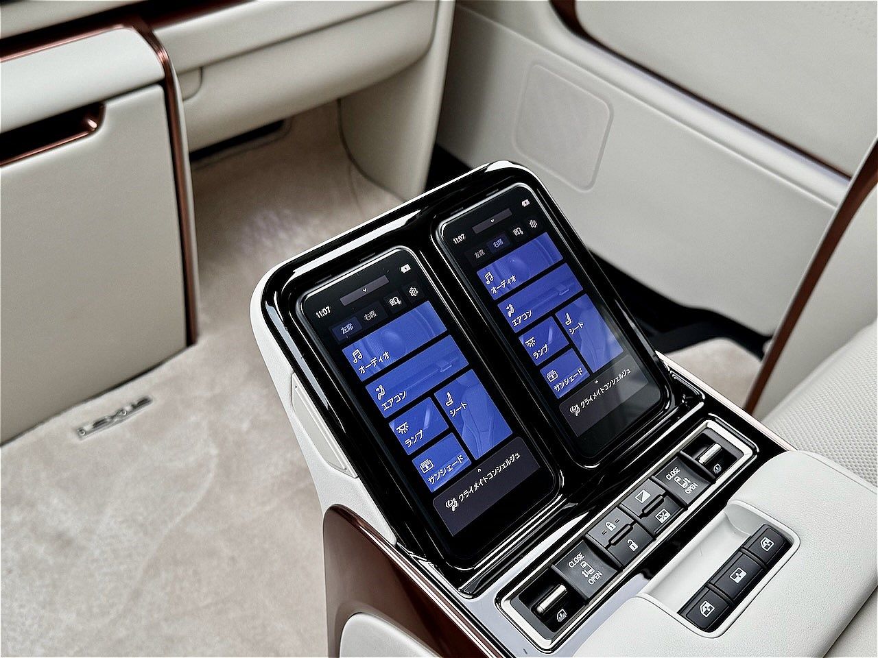 2025年8月1日に一部改良版が発売されたレクサス「LM」（筆者撮影）