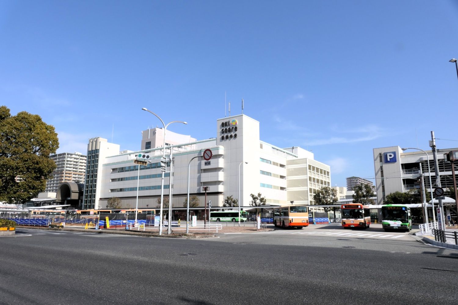 神戸市バスや神姫バスが発着する。明石駅方面と結ぶ路線も（編集部撮影）