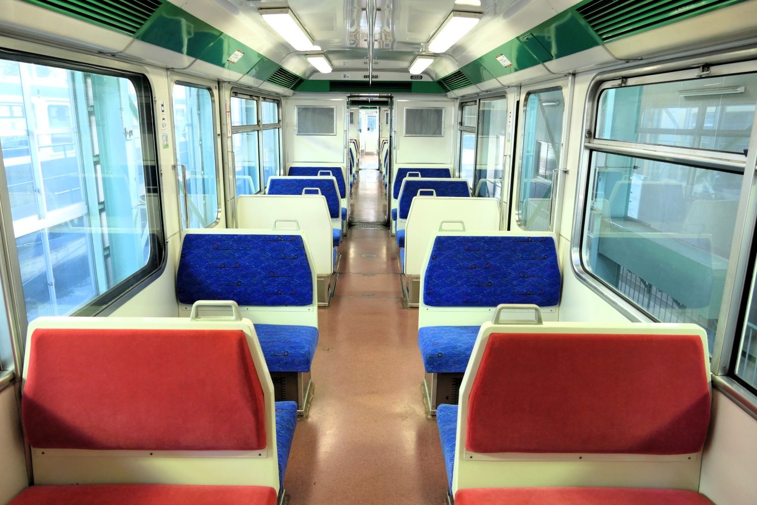 車内も青・赤・緑の「ライオンズカラー」が基調（記者撮影）