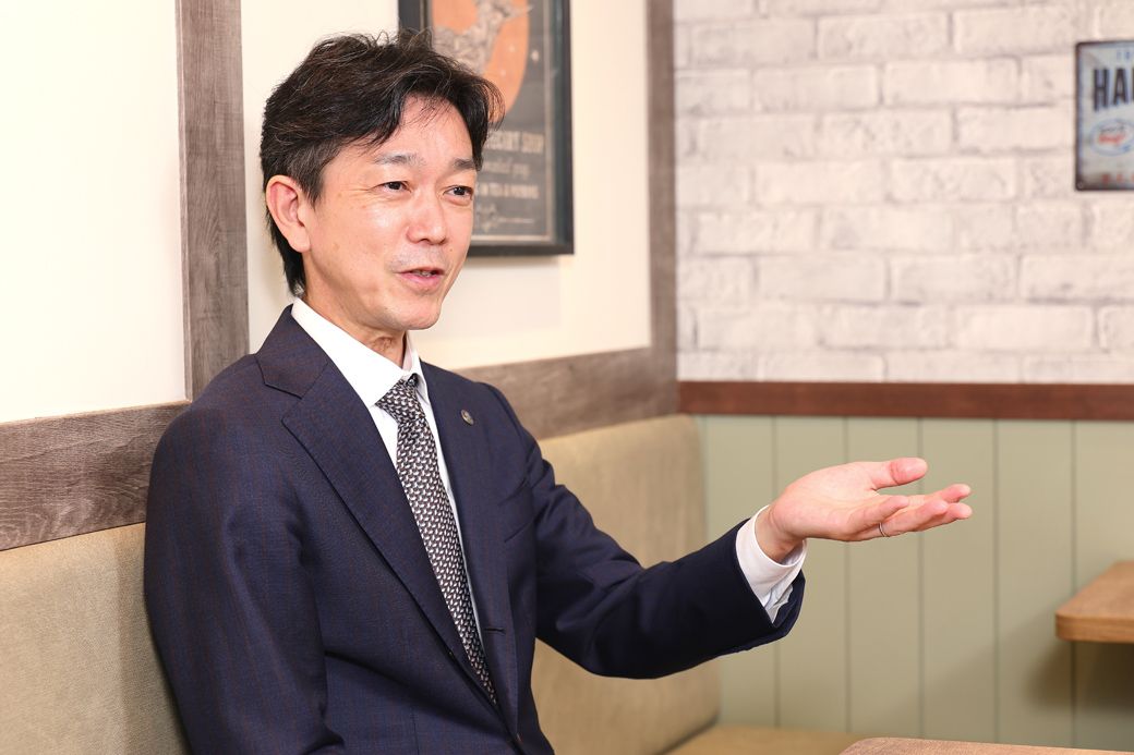 フレッシュネス代表取締役社長の齋藤健太朗氏。1999年に入社し、店長や他の役職を歴任、2020年より就任。現場の経験を活かし、店舗オペレーションやメニューを刷新、商品価値の向上に結びつけてきた（撮影：尾形文繁）