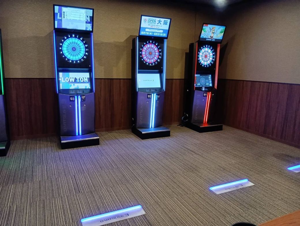 ダーツやカラオケも楽しめる（著者撮影）