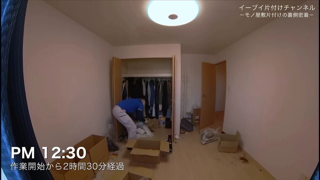 クローゼットの中も仕分けていく（画像：「イーブイ片付けチャンネル」より）