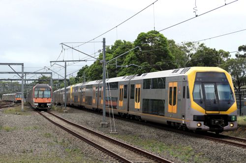 シドニートレインズは複々線区間で快速運転も。右はフランスとの合作車両（筆者撮影）