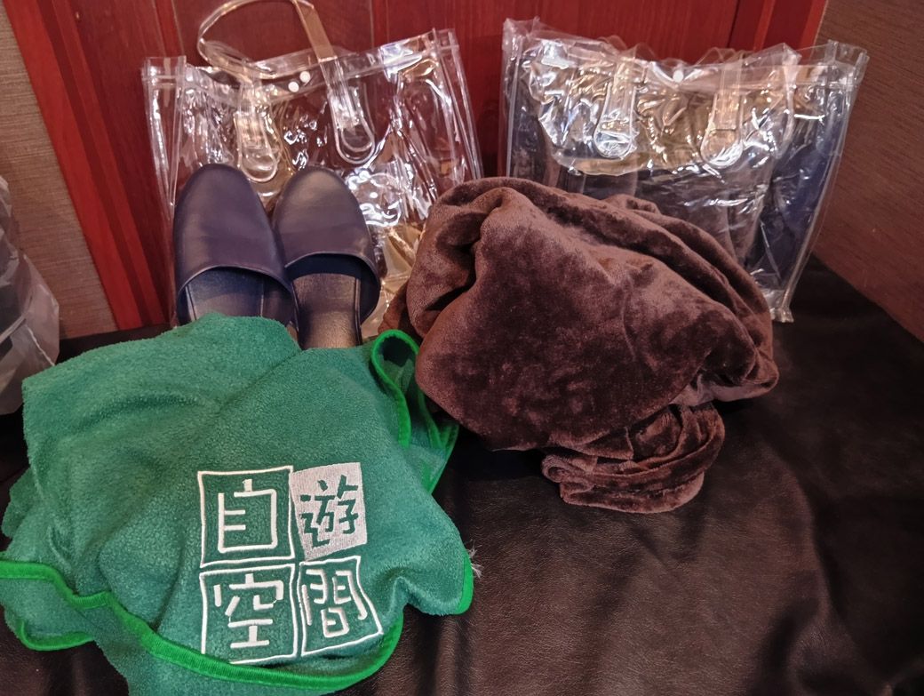 ふかふかのブランケットとスリッパが部屋に置かれていた。ありがたいなぁ（筆者撮影）