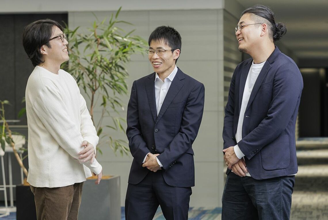 3名の談笑シーン