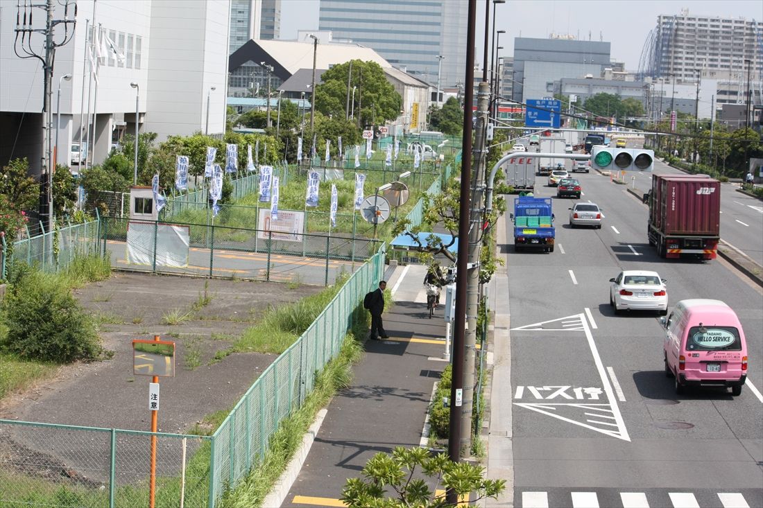越中島貨物駅付近から京葉線の新木場駅付近までは空き地（左）が明治通り（右）に沿って延びている。もとは南砂町線用の土地でLRT構想での活用が考えられている（筆者撮影）
