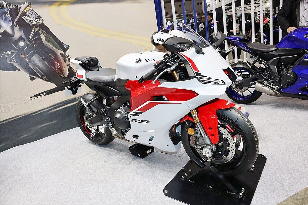 第52回 東京モーターサイクルショーに参考出品されたヤマハ「YZF-R9」（筆者撮影）